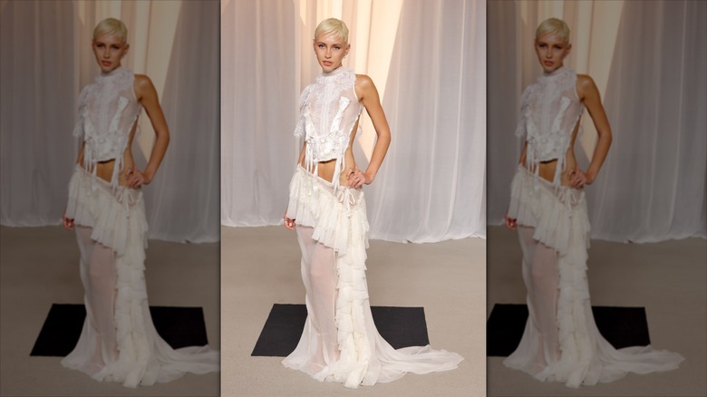 Iris Law con vestido en la Gala del Museo de la Academia 2026