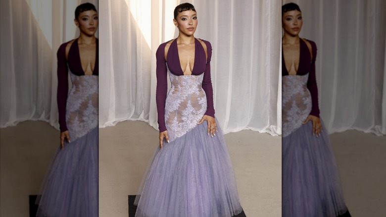 Tinashe con un atuendo extraño en la Gala del Museo de la Academia 2026