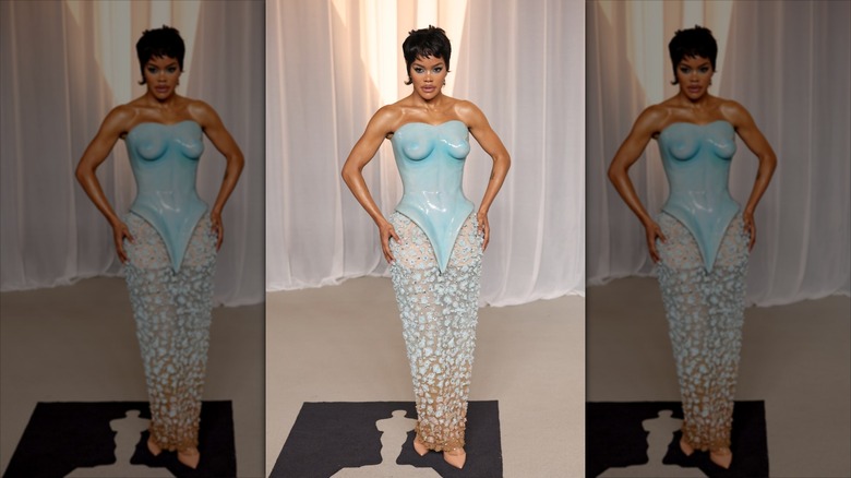 Teyana Taylor en la Gala del Museo de la Academia 2026 luciendo un conjunto con un forro que no combina con su piel
