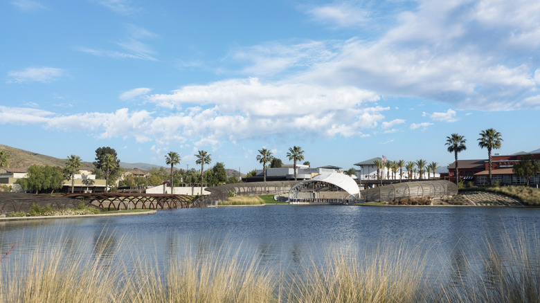 Esta es una foto de uno de los lagos en Dos Lagos en Corona, CA.