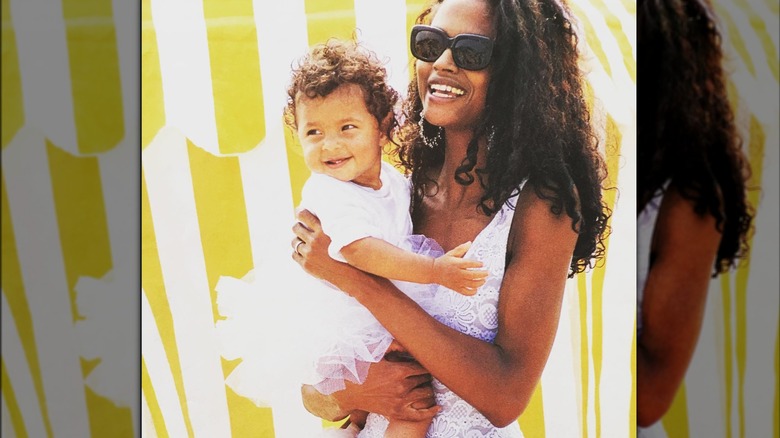 Karen Alexander sostiene a su hija Ella Rey.