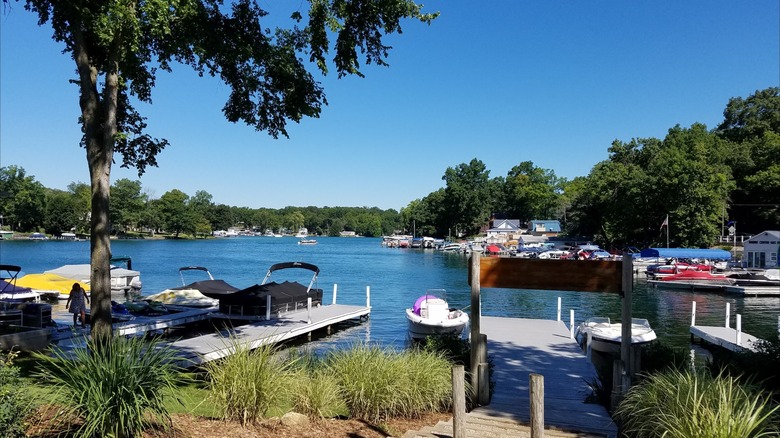 Muelles de madera y barcos amarrados en un día soleado en Gull Lake Marine Bayside, Gull Lake, Michigan