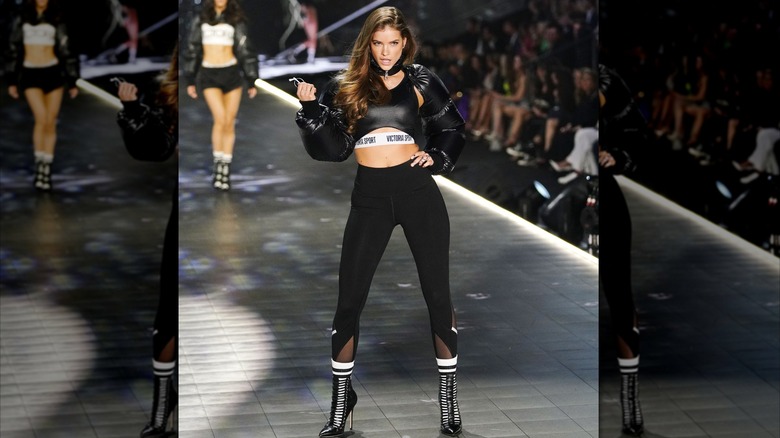 Barbara Palvin camina por la pasarela del desfile de moda Victoria's Secret 2018 en la ciudad de Nueva York en noviembre de 2018.