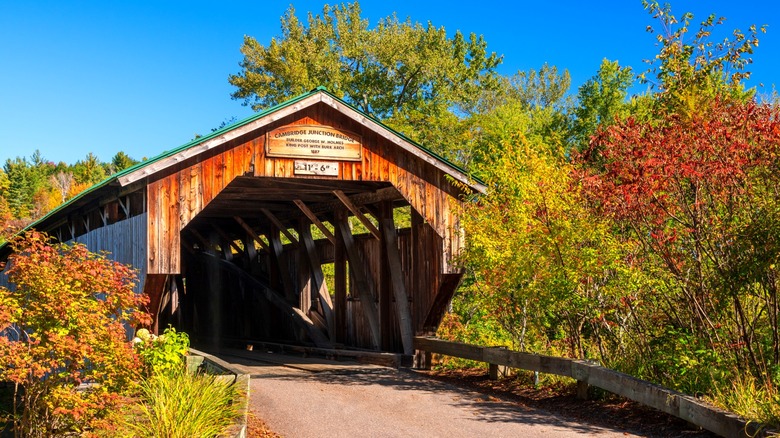 Puente cubierto histórico de Cambridge Junction en un día azul claro en otoño cerca de Cambridge, Vermont