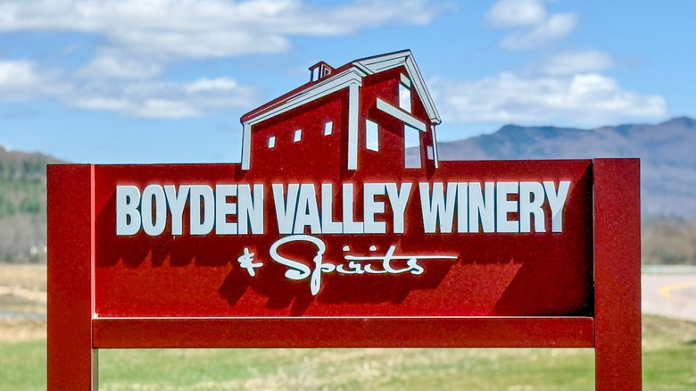 El cartel rojo de Boyden Valley Winery and Spirits cerca de la granja en Cambridge, Vermont