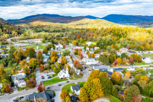Cerca de Stowe y Burlington se encuentra la excursión de un día a un pequeño pueblo de montaña de Vermont con naturaleza idílica, puentes cubiertos y una granja