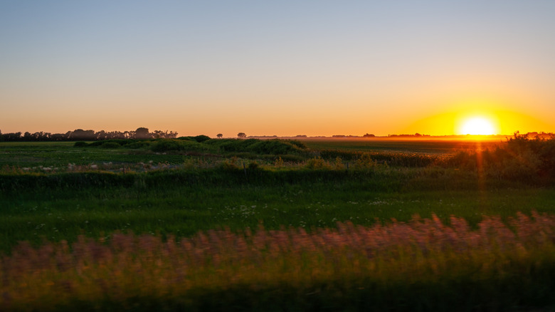 Escena de los pastizales nacionales Sheyenne, Dakota del Norte, al atardecer