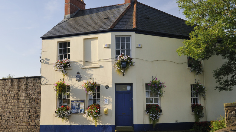 Un edificio cubierto de flores en Bridge Street de Usk