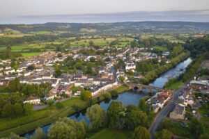 Entre Cardiff y el paisaje nacional del valle de Wye hay una ciudad comercial famosa por la pesca, las flores y los paseos por el río.