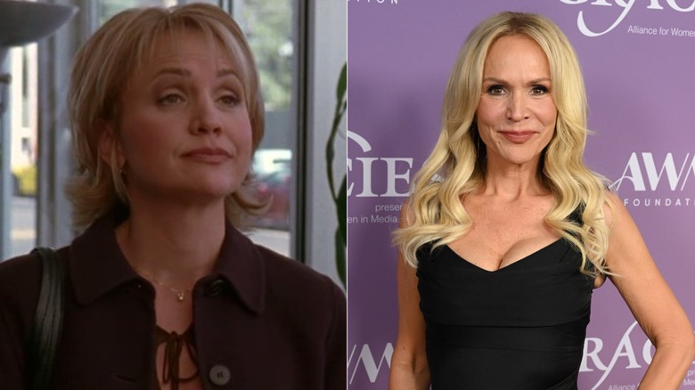 (Izquierda) Barbara Alyn Woods como Deb Scott en 