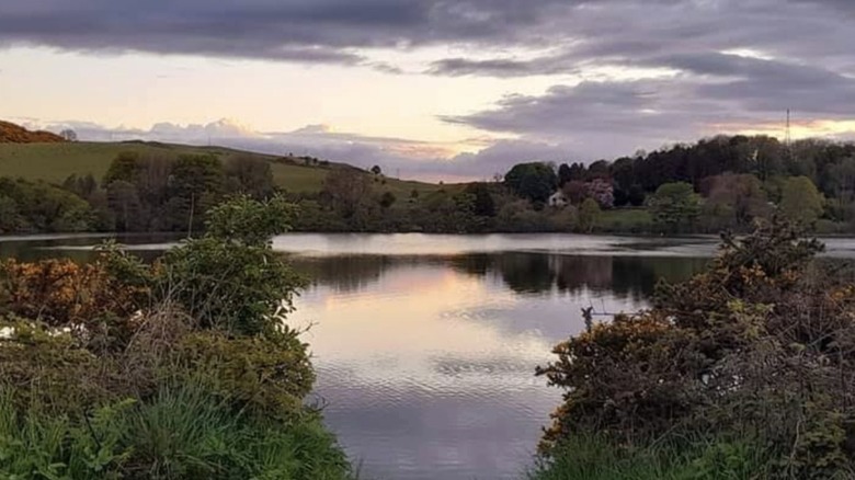 Kinghorn Loch y la costa bajo un cielo nublado al atardecer