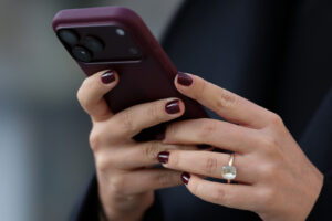 La tendencia de uñas Moody que es perfecta para las personas a las que no les gusta el estilo de manicura minimalista