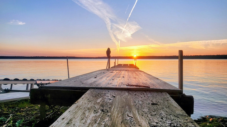 Puesta de sol sobre el muelle en Childs Lake en el Parque Provincial Duck Mountain en Manitoba