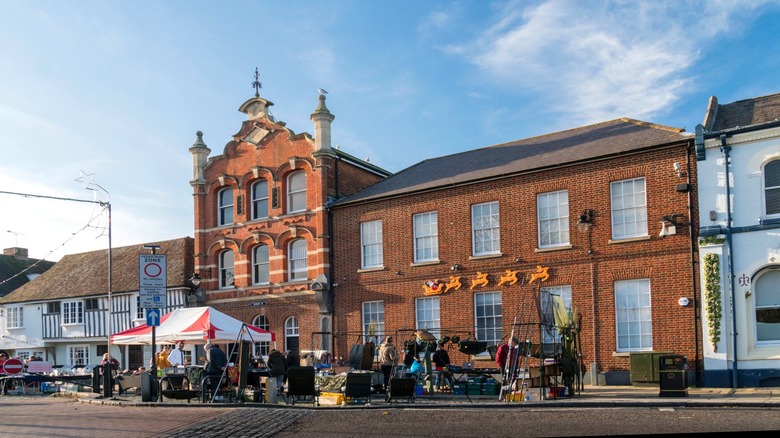 La fachada de la cervecería Shepherd Neame y puestos de mercado, Faversham, Kent, Reino Unido