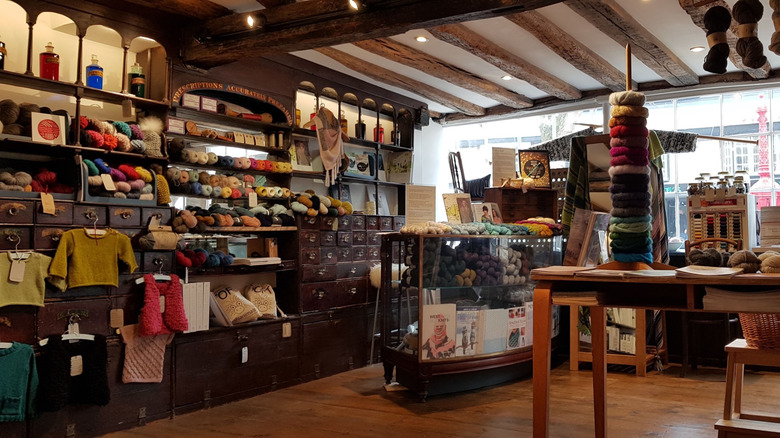 Muestra dentro del dispensario de hilados, tienda en Faversham, Kent, Reino Unido