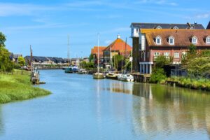 Cerca de Canterbury se encuentra una histórica ciudad comercial con pintorescas tiendas, paseos por la naturaleza y la cervecería más antigua de Gran Bretaña.