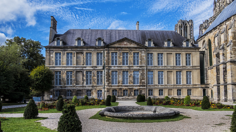 Frente del majestuoso Palais du Tau en Reims, Francia