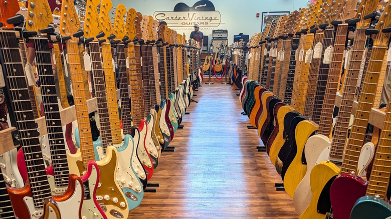 Filas de guitarras antiguas dentro de las guitarras vintage de Carter en el barrio Gulch de Nashville