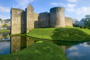 Ubicada en la isla de Bute, Escocia, se encuentra una ciudad costera con mariscos frescos, hermosas playas y un encanto histórico.