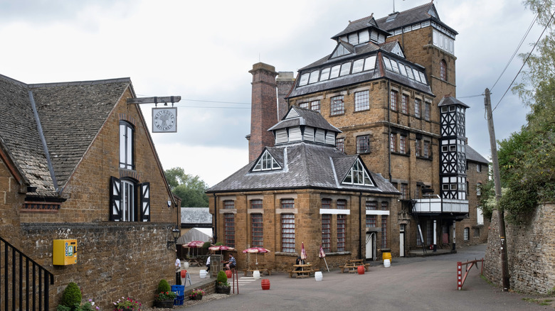 La torre Hook Norton Brewery en Oxfordshire, Inglaterra, vista desde la calle.