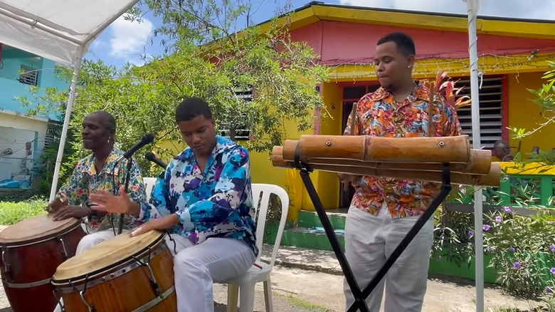 Músicos locales de Loíza tocando tambores bomba tradicionales y percusión en Loíza, Puerto Rico
