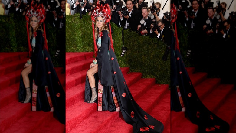 Sarah Jessica Parker luciendo un conjunto negro y rojo en la Met Gala 2015