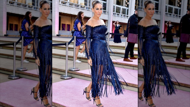 Sarah Jessica Parker con un vestido azul con flecos en septiembre de 2017