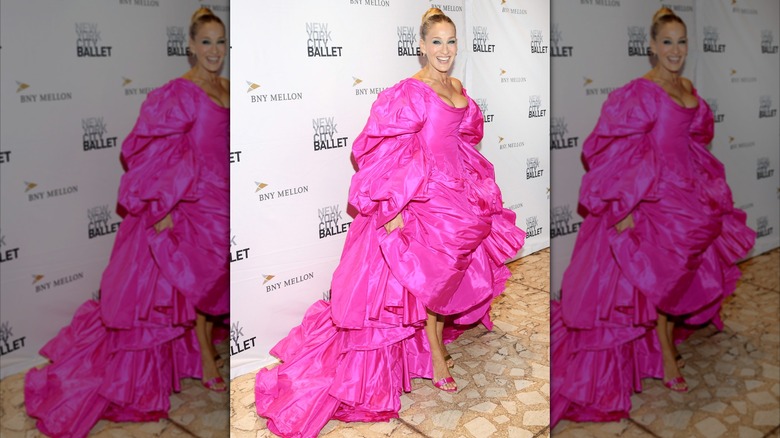 Sarah Jessica Parker con un vestido rosa intenso en la gala de moda de otoño del Ballet de la ciudad de Nueva York en 2019