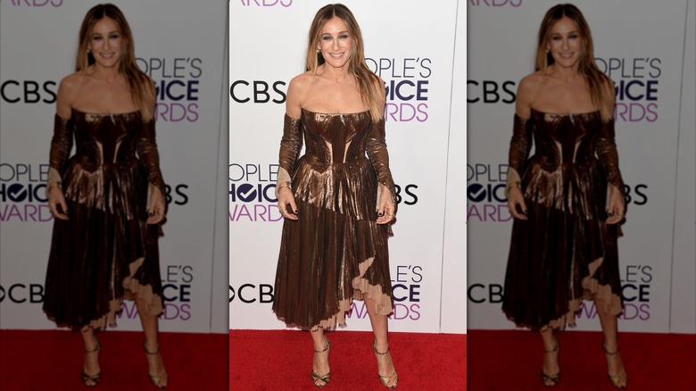 Sarah Jessica Parker con un vestido dorado en los People's Choice Awards 2017