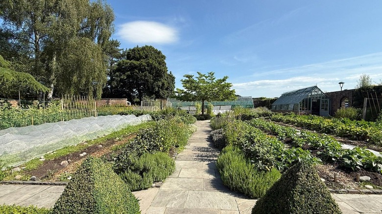 Verdes jardines de Moor Hall en Ormskirk, Reino Unido, un histórico restaurante con estrella Michelin