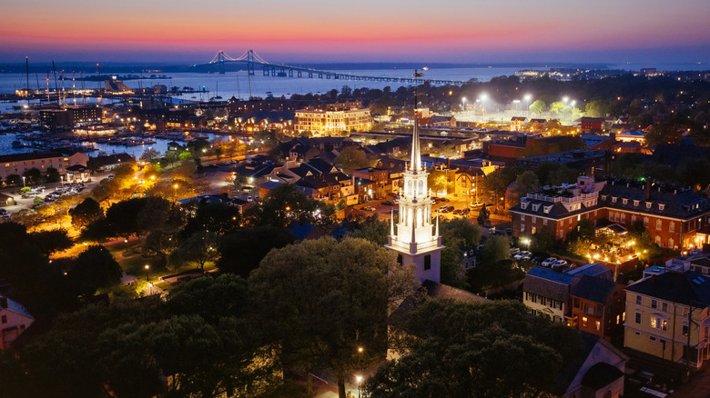 El sol se pone sobre la ciudad de Newport, Rhode Island.