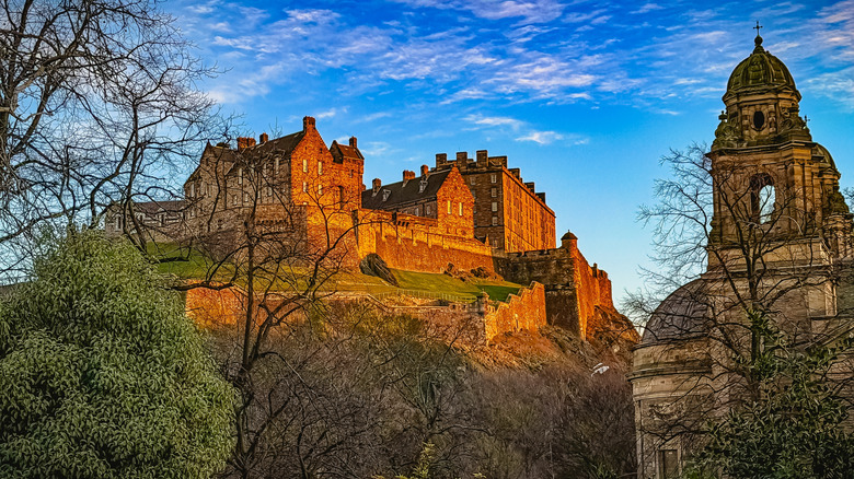 Vista a nivel del suelo del Castillo de Edimburgo durante la puesta de sol