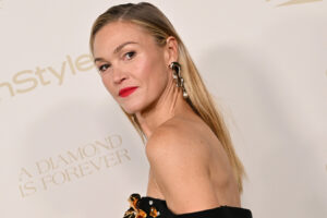 El cabello natural de Julia Stiles es mucho más ondulado que su estilo normal