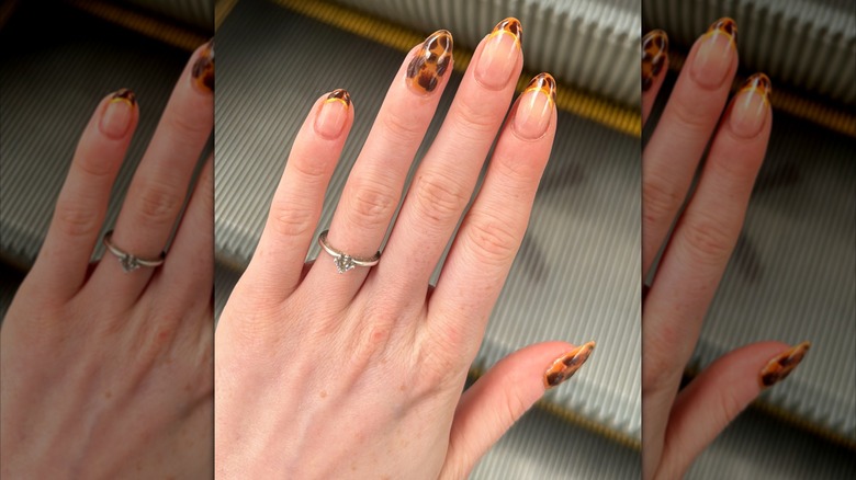 Una manicura con detalles animal print.