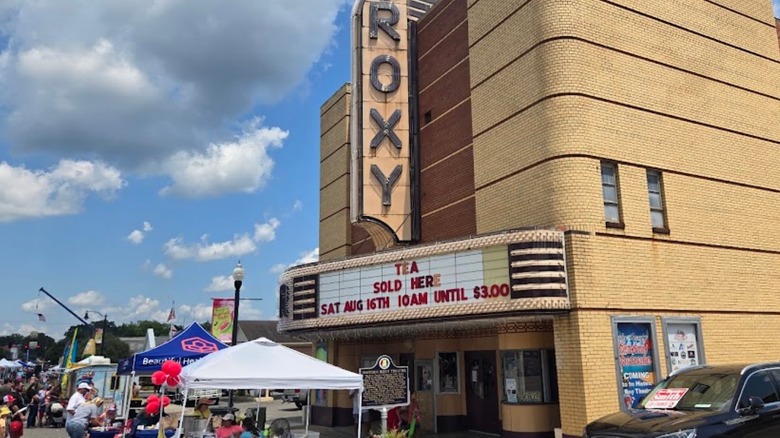 Cabinas instaladas frente al Roxy Theatre en Russellville, Alabama
