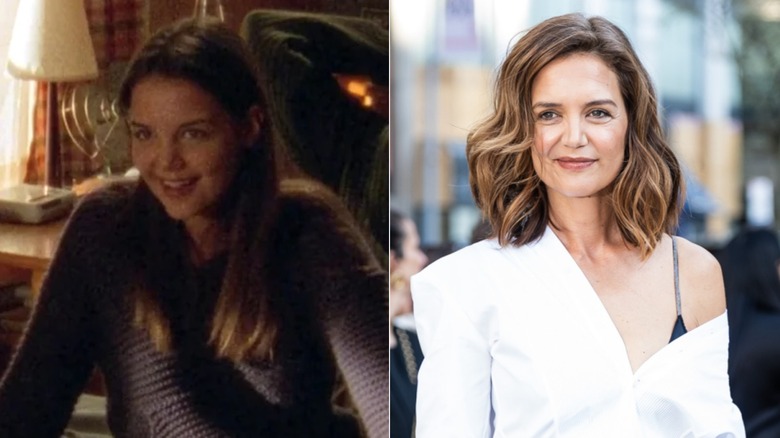 A la izquierda, la actriz Katie Holmes llevaba su cabello castaño liso suelto con raya en medio junto con maquillaje neutro mientras vestía un suéter tejido de ochos de color gris oscuro durante un episodio de Dawson's Creek. A la derecha, la actriz Katie Holmes lució su cabello castaño con ondas playeras y una raya lateral con mejillas sonrosadas y un labio sutil junto con una impecable camisa blanca colgando de un hombro y una camiseta sin mangas negra con tiras debajo en una proyección de gala en Nueva York en abril de 2026.