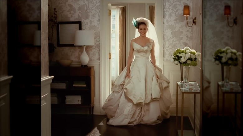 Sarah Jessica Parker como Carrie Bradshaw con un voluminoso vestido de novia drapeado y velo.