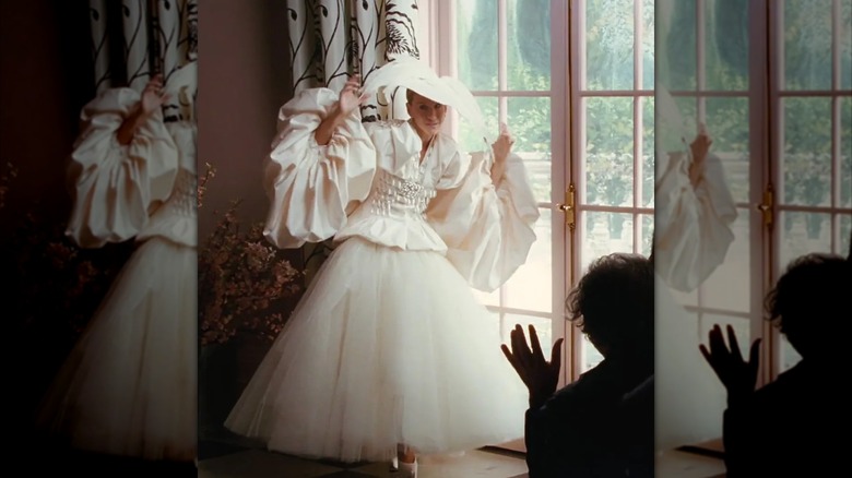 Sarah Jessica Parker como Carrie Bradshaw con un sombrero de ala ancha y un vestido de novia tipo gala.