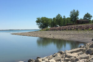 Cerca de la frontera con Wyoming se encuentra el paraíso del lago artificial de Dakota del Sur para disfrutar de hermosas playas, pescar y pasear en bote.