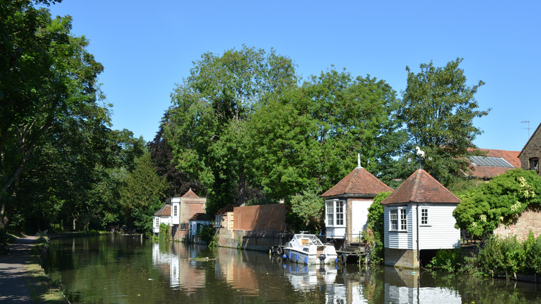 Cenadores históricos a lo largo del río en Ware, Inglaterra