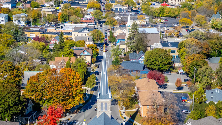 Una vista aérea de las iglesias, tiendas y restaurantes del centro de Cedarburg en otoño