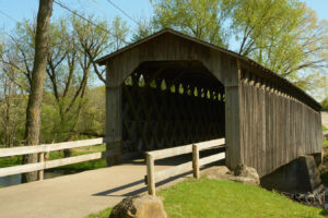 A menos de una hora de Milwaukee se encuentra el parque histórico de Wisconsin con un puente cubierto, pesca y remo