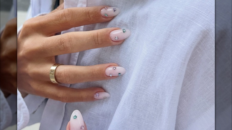 Mujer con pedrería en las uñas