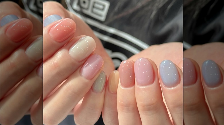 Mujer con uñas de gelatina de arcoíris
