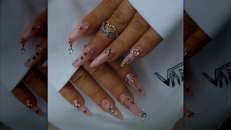 Mujer con uñas perforadas