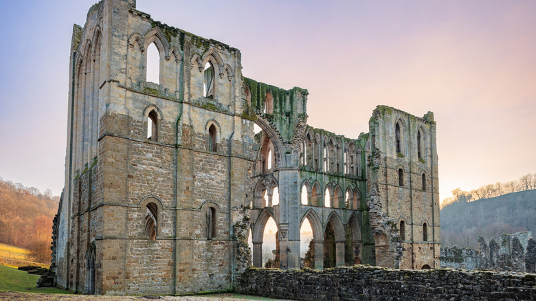 Las ruinas de la Abadía de Rievaulx en el Parque Nacional North York Moors, Inglaterra