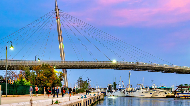 El puente peatonal Ponte del Mare al atardecer en Pescara, Italia
