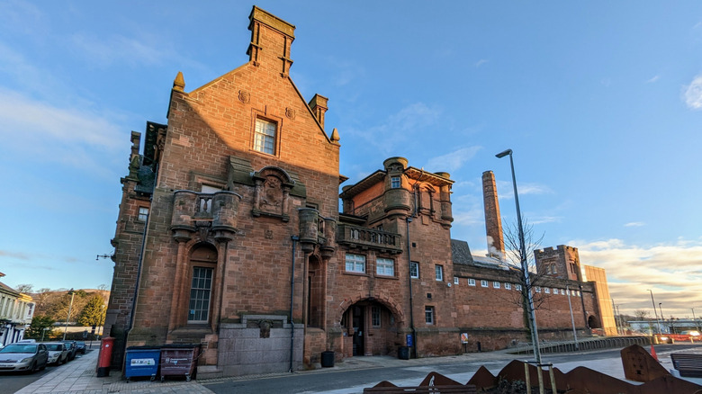 Exterior del centro Speirs de ladrillo en Alloa, Escocia