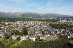 Entre Edimburgo y Stirling hay una encantadora ciudad ribereña con una cultura vibrante y una torre panorámica del siglo XIV.