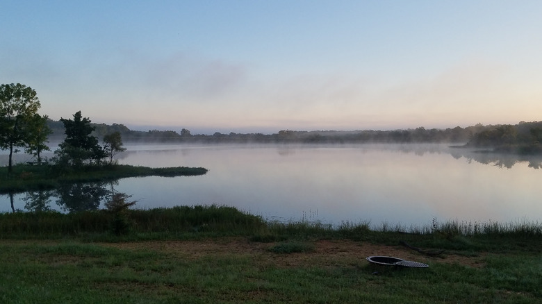 Niebla sobre el lago Bloodland en la antigua ciudad de Bloodland en Missouri